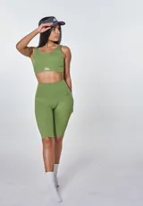 Conjunto deportivo verde oliva compuesto por un top con logo 'bk.' y calza ciclista de tiro alto.