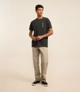 Remera negra de corte regular, cuello redondo y manga corta. Estampa minimalista vertical con caracteres japoneses en el lateral izquierdo del pecho.
