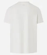 Remera blanca de algodón con cuello redondo y mangas cortas. Estampado frontal con la frase "Yo ❤️ Latino America" en rojo y negro.