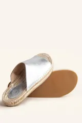 Sandalias plateadas de cuero con base de yute natural y suela de goma.