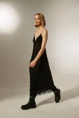 Vestido largo negro de encaje con breteles finos y escote en V, con forro interior hasta la rodilla y terminación en encaje en el ruedo.