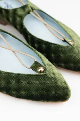 Bailarinas de terciopelo verde musgo con cordones para atar al tobillo y borlas de ante. Incluyen plantilla de lana intercambiable, cuña interna de 1,5cm, interior de piel y suela de cuero. Diseño y fabricación 100% española.
