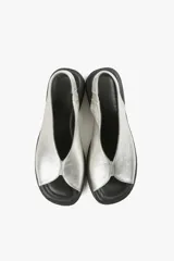 Sandalias plateadas de cuero con diseño slingback, puntera abierta y tacón cuadrado bajo color negro.