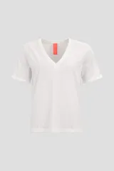 Remera blanca de cuello en V y mangas cortas.
