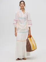 Falda larga blanca de broderie de algodón con detalle de galones con transparencias, pretina elástica con cordones ajustables y forro jacquard.