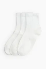 Pack de tres pares de medias blancas de caña media, con tejido acanalado en el tobillo y borde superior elástico.