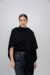 Ruana negra, suave y ligera, hecha de 100% baby alpaca, ideal para llevar sobre cualquier atuendo.