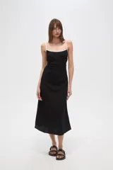 Vestido largo negro, de corte al cuerpo, con escote profundo y tirantes ajustables con reguladores.