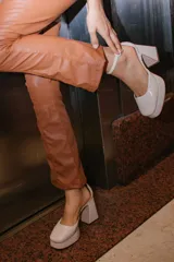 Zapatos de tacón con plataforma, color rojo, con correa al tobillo y hebilla redonda.