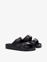 Sandalias Birkenstock Arizona, color negro, fabricadas en goma EVA, con dos correas ajustables con hebillas.