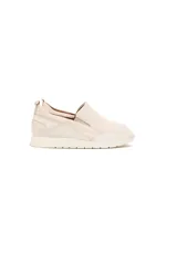 Zapatillas slip-on color crema de cuero vacuno con textura delicada y acabado nacarado. Interior forrado en cuero, suela flexible y ligera con tecnología Antistress.