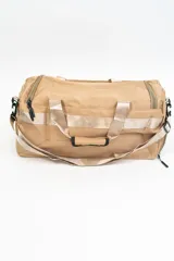 Bolso tote color gris con el diseño 'THE TOTEBAG' en la parte frontal y asas para cargar.