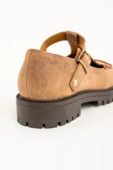 Zapato guillermina color camel de cuero con costuras rojas y suela track color marrón.