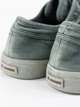 Zapatillas urbanas El Ganso modelo Squash Garment Dyed, color azul con detalles en ante en la puntera y logo bordado en rojo. Su lavado especial le da un aspecto único y vintage.