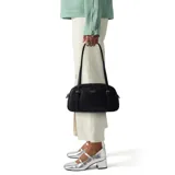 Cartera Guess Cerelia negra con correa de hombro fina y cierre superior con cremallera.