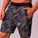 Short deportivo negro con estampado abstracto en gris y cintura elástica.