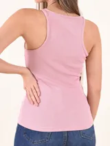 Musculosa rosada con breteles finos y corte ajustado.