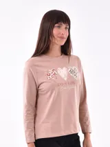 Remera blanca de manga larga con cuello redondo y estampado frontal con la frase "All my love darling" en color celeste.