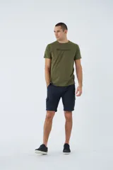 Bermuda cargo color verde militar con logo bordado y bolsillos laterales.
