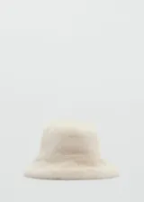 Gorro tipo bucket color crema, de efecto pelo.