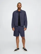 Short de lino con cintura elástica y estampado a cuadros en tonos azules y blancos.