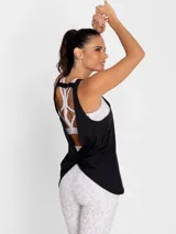 Musculosa deportiva negra de corte clásico con espalda racerback y logo pequeño en el ruedo.