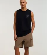 Bermuda masculina color marrón confeccionada en poliamida, con cintura elástica ajustable con cordón, sin estampa y con bolsillos cargo laterales. Marca Blue Steel.