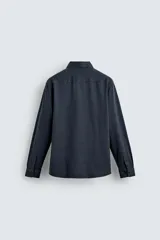 Camisa de manga larga con cuello italiano y cierre frontal de botonadura. Presenta un patrón de rayas verticales finas en tonos blanco y verde claro.