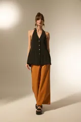 Pantalón ancho de tiro alto, confeccionado en eco-cuero negro.