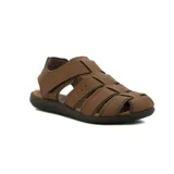 Sandalia franciscana marrón con tiras de cuero y ajuste con velcro.