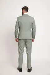 Terno rosa de corte moderno, compuesto por chaqueta y pantalón, ideal para eventos formales.