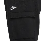 Pantalón de jogging negro de corte ajustado con puños elásticos, bolsillos laterales y bolsillo cargo con solapa en el muslo derecho. Logo de Nike bordado en blanco en el muslo izquierdo.
