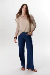 Sweater beige de tejido de punto calado, con mangas largas y cuello redondo. Confeccionado en viscosa y poliéster.