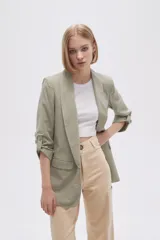 Blazer color verde oliva, de corte entallado y mangas 3/4 con botón.