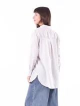 Camisa blanca a rayas verticales, de corte clásico y mangas 3/4.