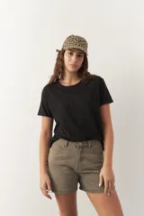 Remera de algodón blanca, de manga corta y cuello redondo, con corte clásico.