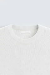 Camiseta negra de corte recto y manga corta, tejida en punto perlado de algodón.