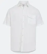 Camisa de hombre de manga corta en lino color blanco, con cuello clásico, botonadura frontal y bolsillo de parche en el pecho. Corte recto.
