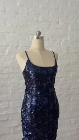 Vestido corto de fiesta color azul con lentejuelas, breteles finos y escote recto.