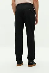 Pantalón chino clásico color beige, de corte recto, con bolsillos laterales y traseros.