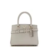 Cartera Guess Noelle mediana, color gris, con doble asa de mano, correa bandolera ajustable y extraíble, y cierre superior con cremallera. Presenta un bolsillo interno con cremallera y dos bolsillos deslizantes. Incluye charm colgante con el logo de la marca.