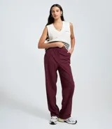 Pantalón de vestir femenino, color bordó, de corte recto y tiro alto, confeccionado en tejido de poliéster y viscosa. Presenta bolsillos tipo cuchillo.