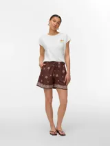 Short de tiro medio color marrón oscuro con estampado de círculos y detalles de encaje en el ruedo. Posee cordón ajustable en la cintura.