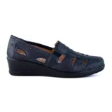 Zapato casual Korium Confort Rhonda color rosa con detalles calados y plataforma baja.