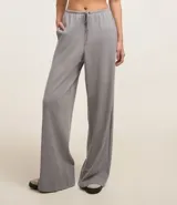 Pantalón largo de rib color crudo, con cintura elástica y cordón de ajuste.