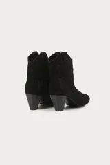 Bota corta de cuero vacuno descarne color negro, con diseño bordado en el lateral, taco de madera y punta fina.