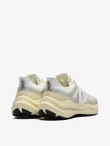 Zapatillas Veja Condor 3 Advanced color blanco hueso, fabricadas con materiales ecológicos como cuero orgánico y caucho amazónico.