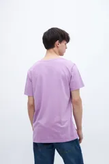 Remera negra de algodón, de corte recto y manga corta.