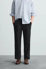 Pantalón azul marino de corte recto, con cintura elástica ajustable con cordón, bolsillos laterales y traseros.