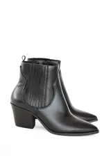 Botines texanos negros de cuero, con puntera afilada, tacón ancho y detalle elástico lateral.